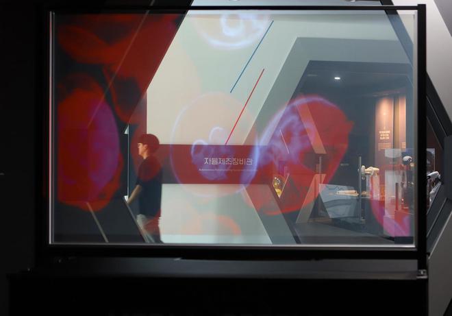 价格仅透明 OLED 一成，韩率先实现 100 英寸纳米透明投影屏量产