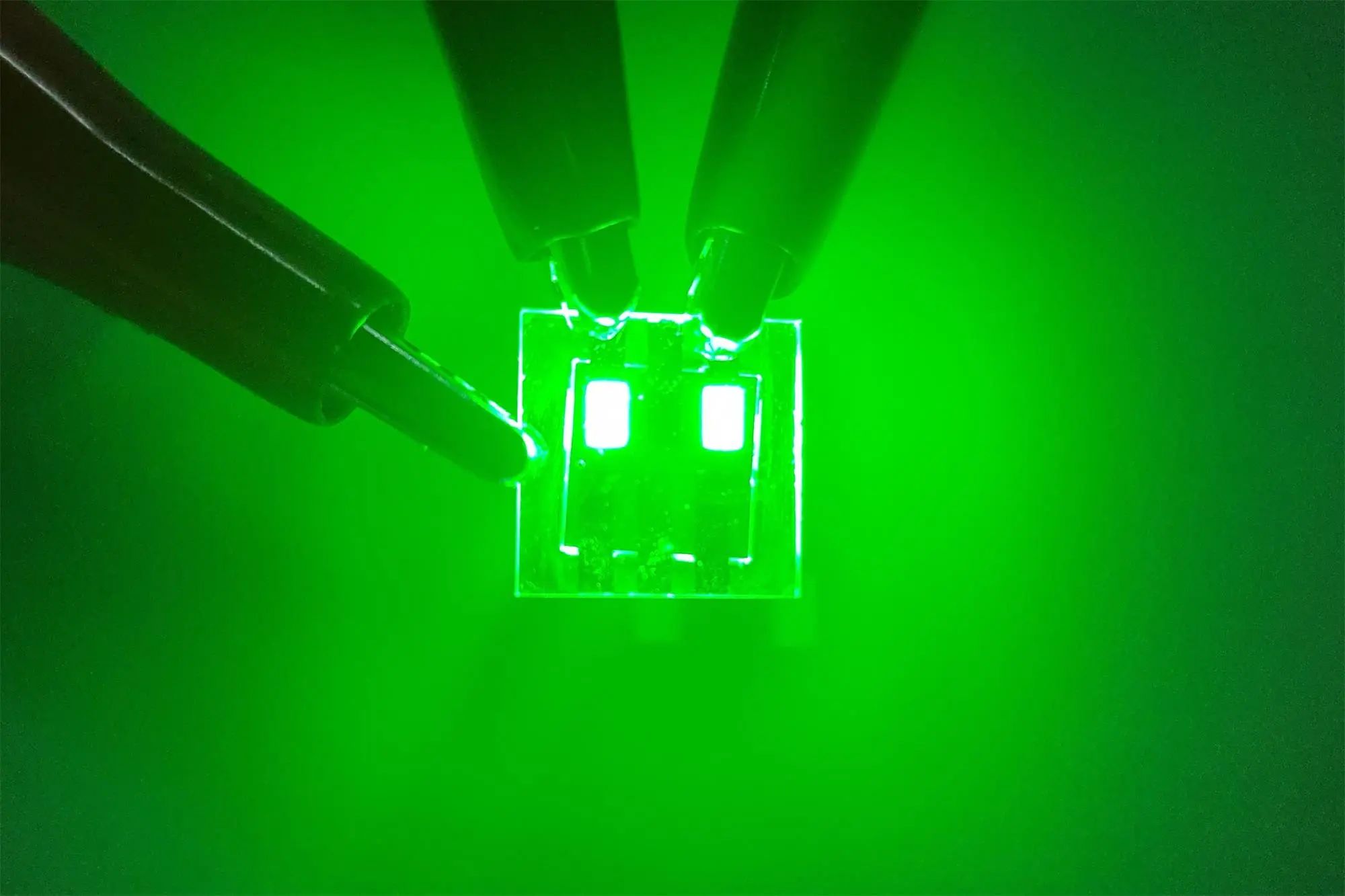 香港科技大学团队研发新一代QRLEDs，光亮、节能突破新高度