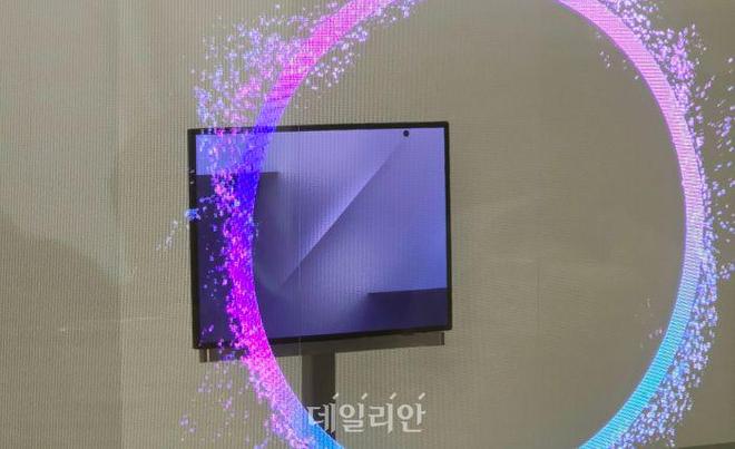 全球首款内折三折叠手机：三星展示 Galaxy Z TriFold