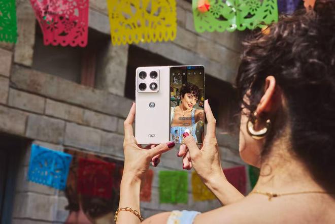 MWC系列｜联想 moto首款&ldquo;大折叠&rdquo;手机发布 将搭载天禧AI智能体