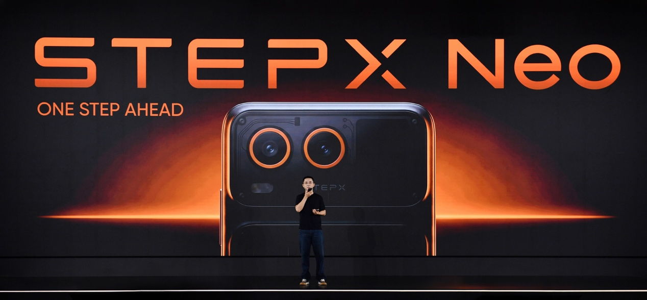 全球首款大模型原生智能体手机STEPX Neo正式亮相