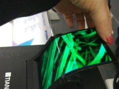 天马公开展出OLED柔性屏 柔性半径可达到20毫米