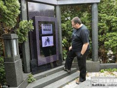 世界首款电子墓碑诞生 48英寸防雨触摸显示屏