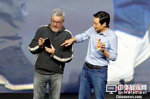 资料图：图为小米公司CEO雷军(右)与小米MIX工业设计师菲利普·斯塔克手持小米MIX2。中新社记者 李慧思 摄 