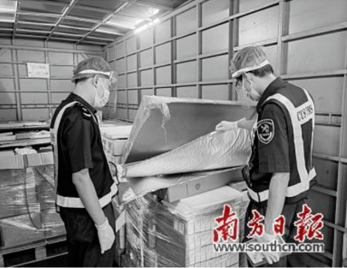 深圳皇岗海关查获进境“洋垃圾”偏光片逾6吨